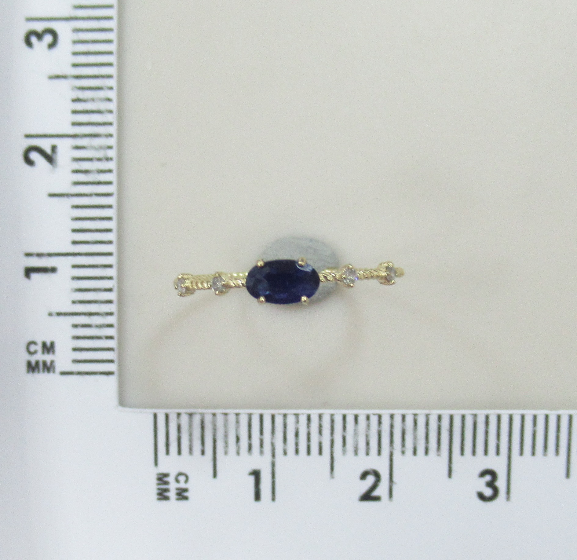 Кольцо из желтого золота с сапфиром